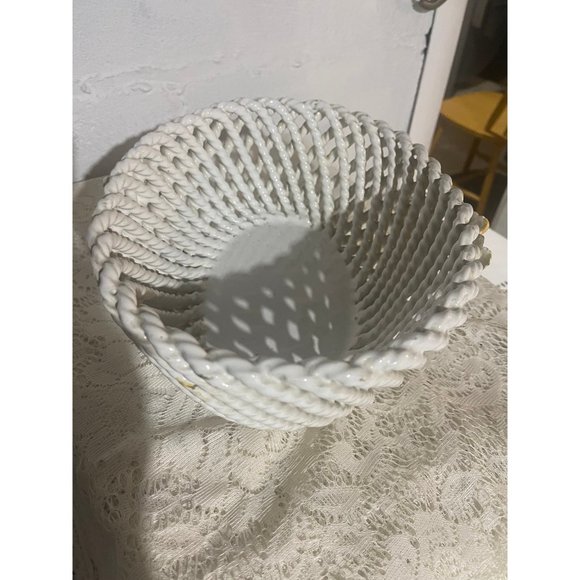 Porcelain woven basket made in Italy with hand painted flowers - Picture 4 of 9